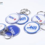 Nơi nào TPHCM sản xuất móc khoá mica, móc khoá đổ keo giá rẻ?