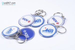 Nơi nào TPHCM sản xuất móc khoá mica, móc khoá đổ keo giá rẻ?